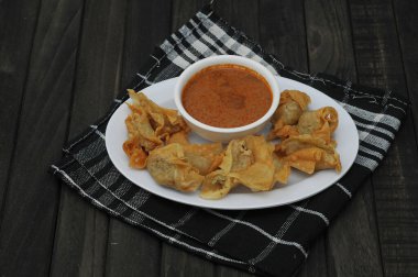 Batagor ya da Bakso Tahu Goreng, Sundanese ve Endonezya dilindeki kısaltması: 