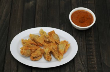 Batagor ya da Bakso Tahu Goreng, Sundanese ve Endonezya dilindeki kısaltması: 