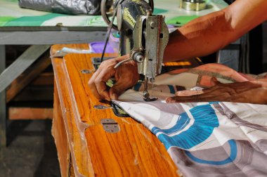 Atölyedeki bir kadın.