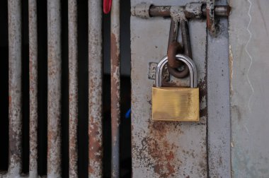 eski kapıyı kilitle