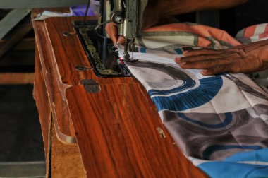 insan eli kesim kumaşına yaklaş