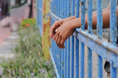 Siyah arka planda bir mahkumun elleri