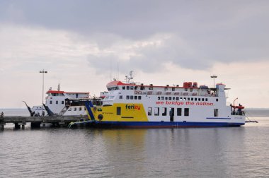 Riau-Endonezya, 26 Eylül 2024: Bengkalis limanından feribot geçişi