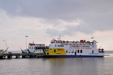 Riau-Endonezya, 26 Eylül 2024: Bengkalis limanından feribot geçişi