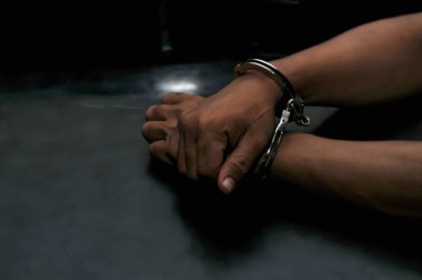 Hapishanede kelepçeli bir adam..