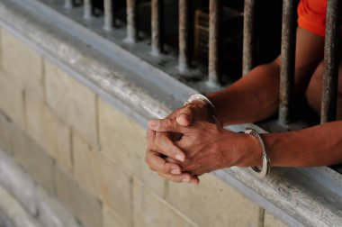  Siyah arka planda bir mahkumun elleri