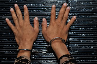  Siyah arka planda bir mahkumun elleri