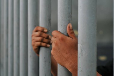  Siyah arka planda bir mahkumun elleri