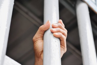  Siyah arka planda bir mahkumun elleri