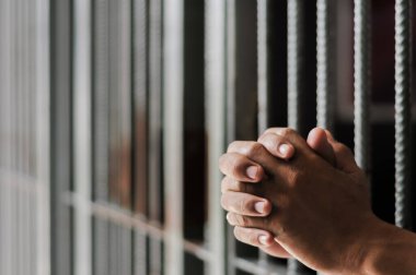  Siyah arka planda bir mahkumun elleri