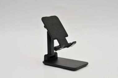 beyaz arkaplandaki bilgisayar veya bilgisayar için modern siyah kablosuz kulaklıklar.