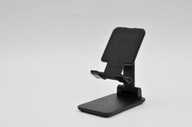 açık arkaplanda siyah modern bilgisayar monitörü