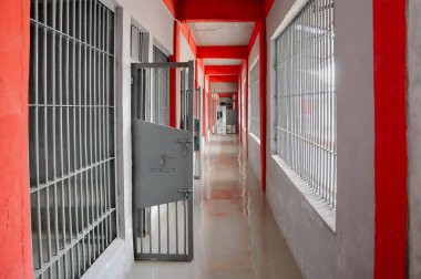 Hapishane koridorunda henüz kimse yok.