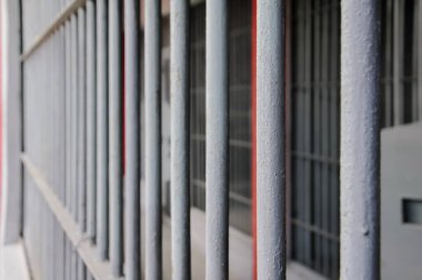 Hapishane binasında demir çit var.