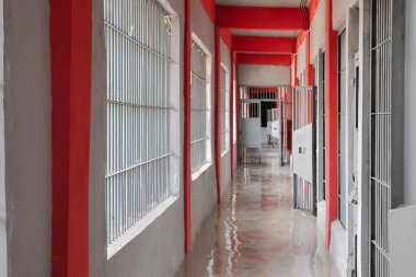 Hapishane koridorunda henüz kimse yok.