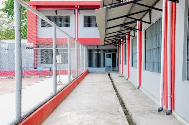 Hapishane koridorunda henüz kimse yok.