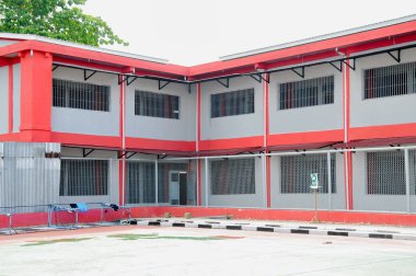 Beyaz duvarlı kırmızı tuğla ev cephesi