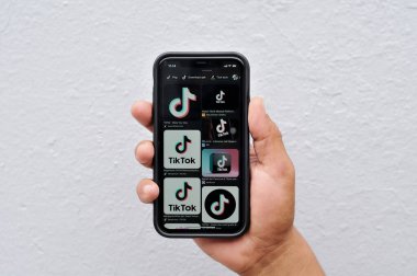 Bengkalis-Riau, 10 Kasım 2024: Bir adamın elinde TikTok uygulaması olan bir cep telefonu var