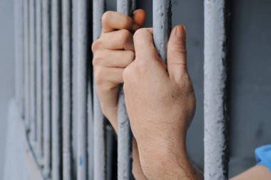 Siyah arka planda bir mahkumun elleri