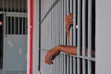 Hapishane geçmişindeki mahkûmların ellerini kapatın..