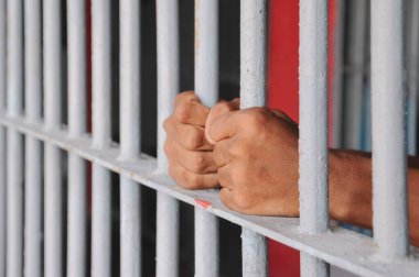 Hapishane geçmişindeki mahkûmların ellerini kapatın..