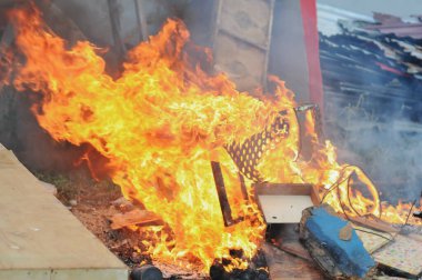 Şehirde yangın ve yangın çıkmış..