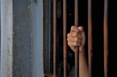 Hapishane geçmişindeki mahkûmların ellerini kapatın..