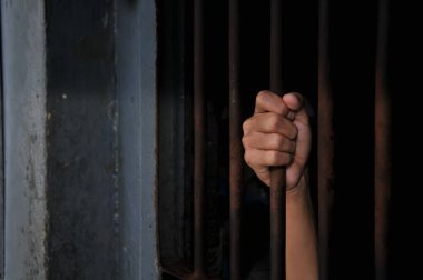 Hapishane geçmişindeki mahkûmların ellerini kapatın..