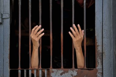 Hapishane geçmişindeki mahkûmların ellerini kapatın..