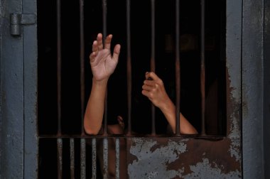 Hapishane geçmişindeki mahkûmların ellerini kapatın..