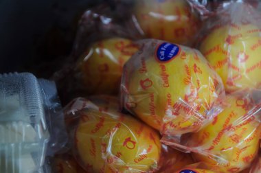 Taze sarı erikler beyaz bir masada