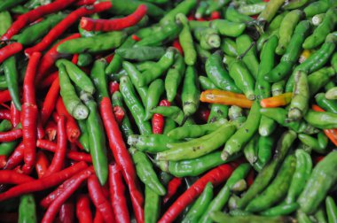 Kırmızı biber ve yeşil biber, yemek arkaplanı için uygun.