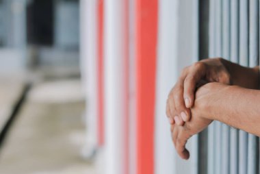 el bir kelepçe tutarak