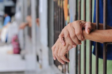 Siyah arka planda bir mahkumun elleri