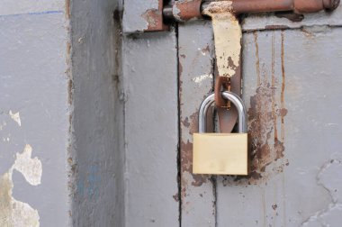 Bir kapı üzerinde eski asma kilit