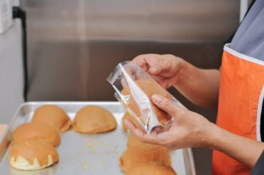 Fırında taze ekmek yapan fırıncı.