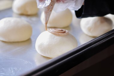 Ekmek fırında iş yapıyor.