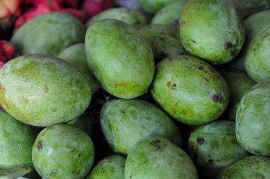 Pazarda taze ve yeşil mango