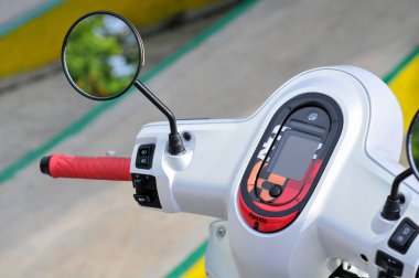 Aynalı motosiklet tekerleği