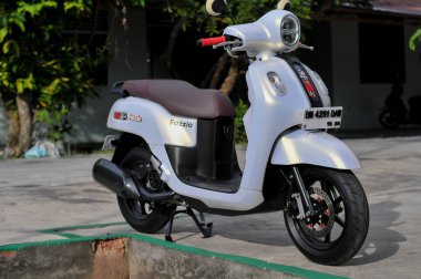 Şehirde motosiklet parkı