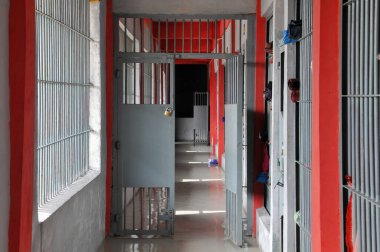 Hapishane koridorunun içi.