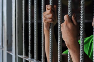 Tutukluların elleri parmaklıklar ardında