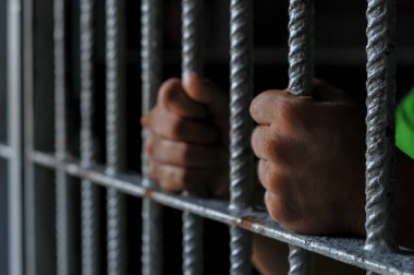 Tutukluların elleri parmaklıklar ardında