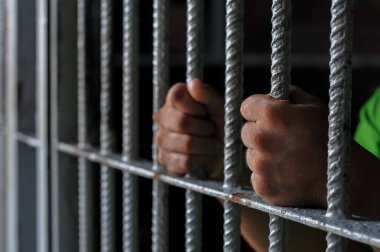 Tutukluların elleri parmaklıklar ardında