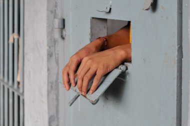 Tutukluların elleri parmaklıklar ardında