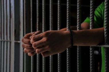 Tutukluların elleri parmaklıklar ardında