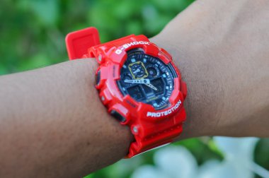 Riau-Endonezya, 26 Nisan 2024: Bir adamın eli kırmızı gshock saat takar