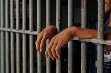 Siyah arka planda bir mahkumun elleri