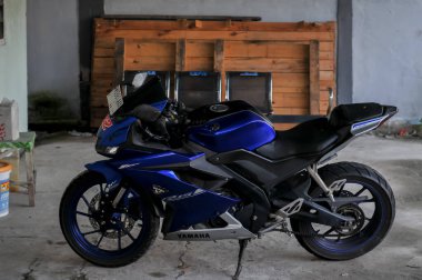 Riau-Endonezya, 3 Nisan 2025: Yamaha R15 Otopark