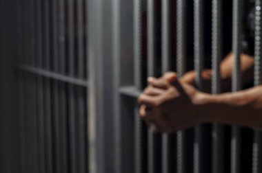 Siyah arka planda bir mahkumun elleri